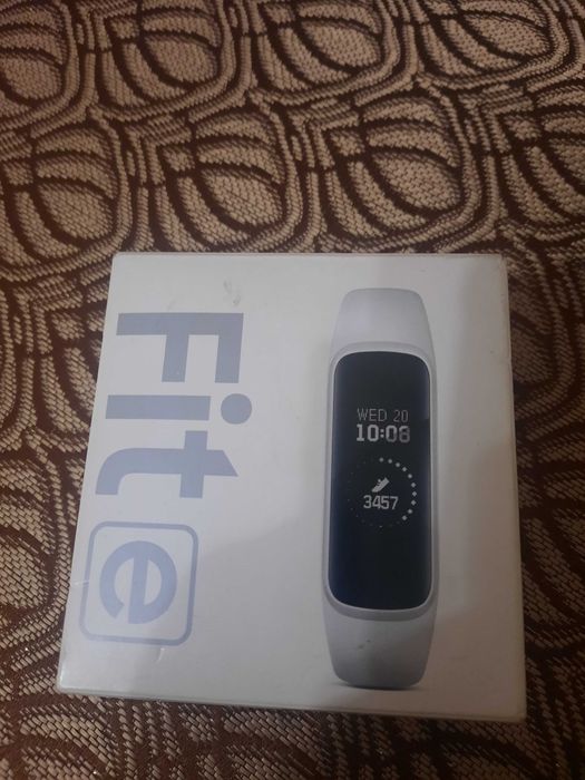 Фитнес часы Samsung galaxy Fit e