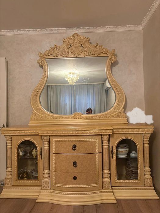 Комод для гостиной с зеркалом.