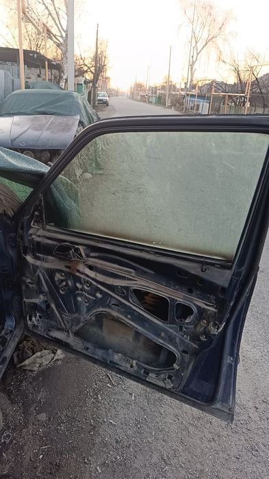 Двери 124 мерс .