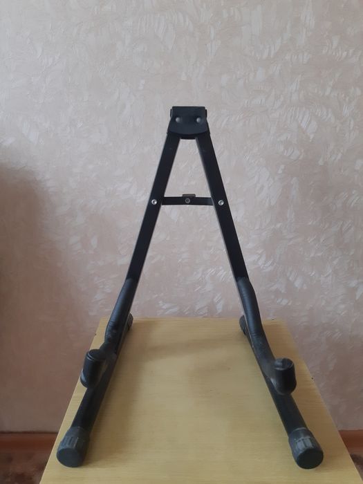 Подставка для гитары.