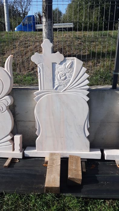 Vând marmură,cruci de marmură și monumente funerare,transport gratuit!