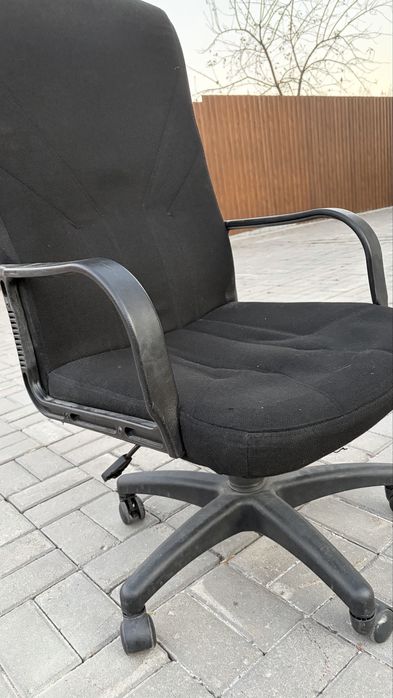 Офисный кресло и компьютерный