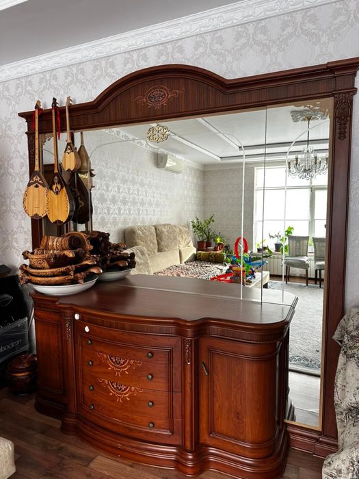 Продается сервант и комод с зеркалом