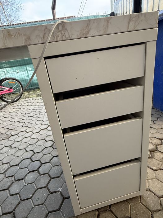 Masa manichiura cu aspirator