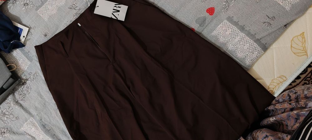 Новый  темно коричневый брюк от зары остальные б/у