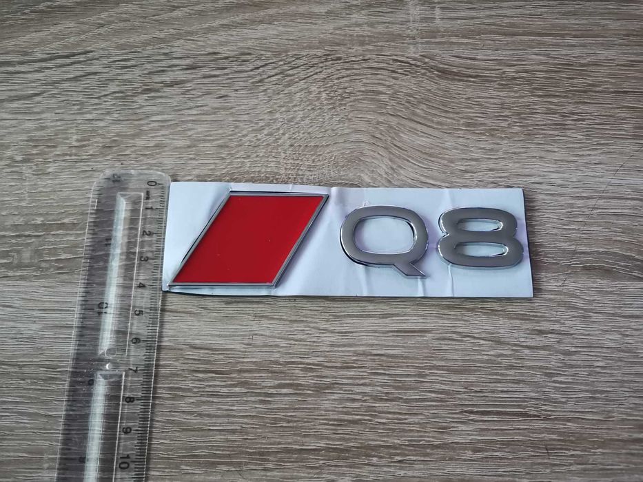 сребриста емблема Audi Q8 нов стил
