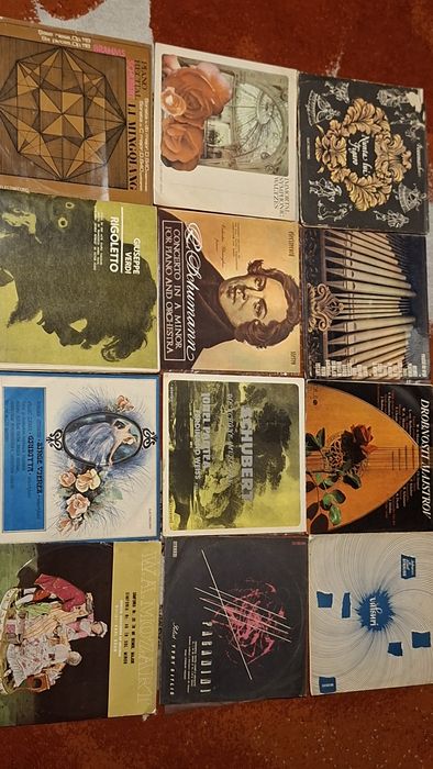 Discuri vinil cu muzică clasică, CD-uri și casete cu muzică religioasă ortodoxă
