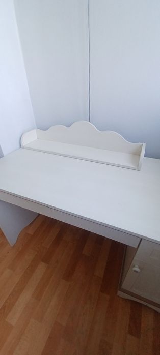 Письменный стол с полкой