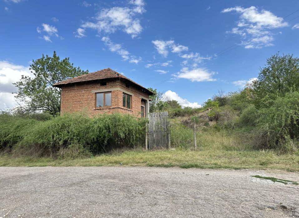 Продавам къща с двор