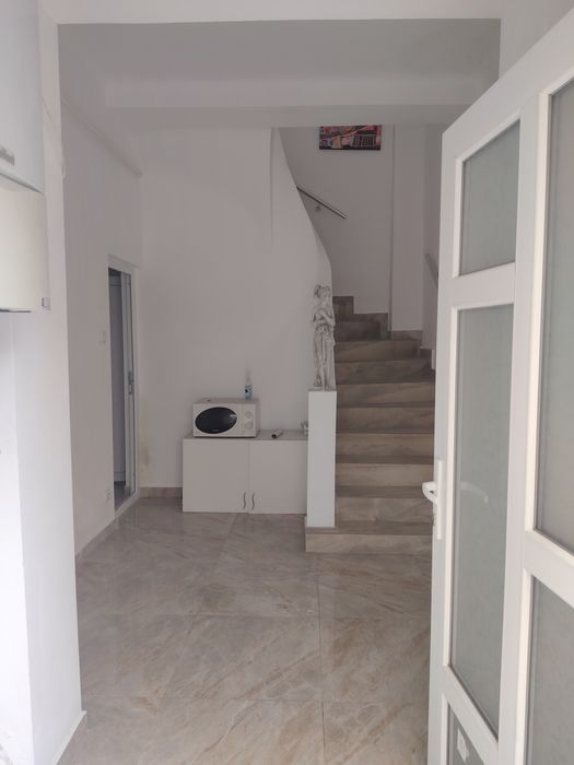 Eroii Revoluției  casă 6 camere accept și străini 850 euro ușor discutabil