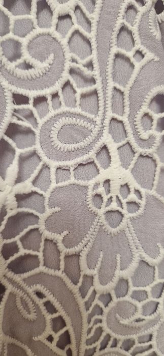 Рокля в нежно лилав цвят и бяла дантела