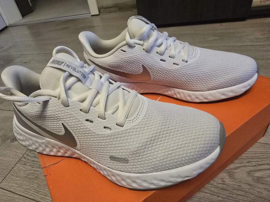 Продавам дамски маратонки Nike