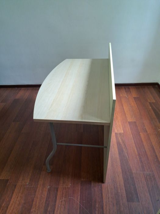 Стол письменный в хорошом состоянии