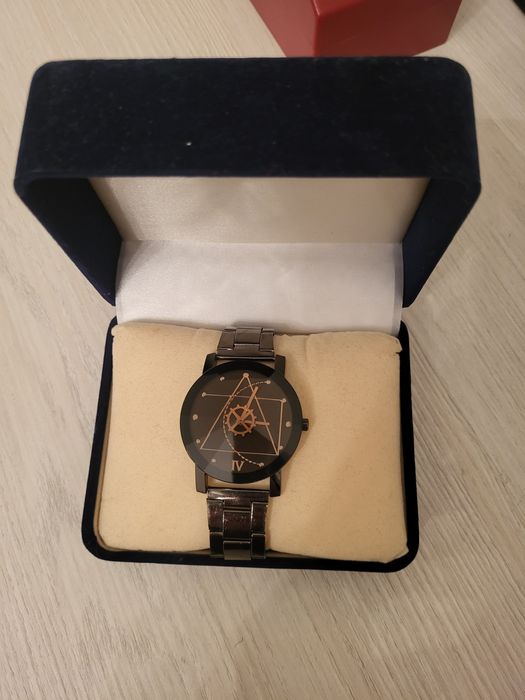 Часы новые с футлярами