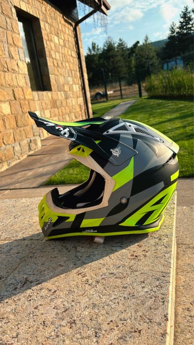 Продавам каска airoh aviator 3 green