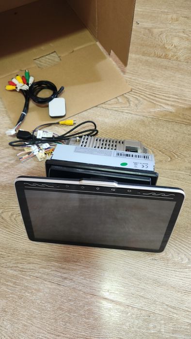 Автомагнитола десяти дюймовая с поваротным механизмом на 360 градусов