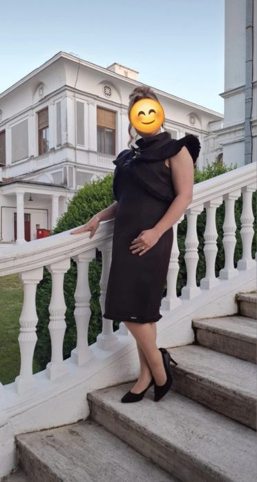 Rochie midi elegantă neagră Helen cu volane și accesoriu tip bijuterii