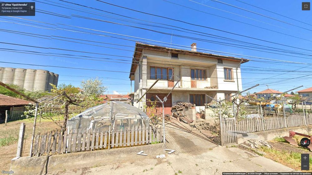 Двуетажна тухлена къща с гараж