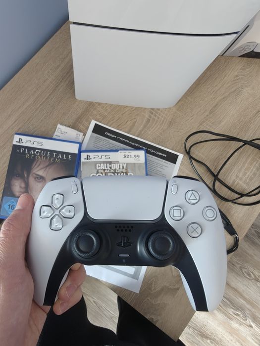 Продавам PS5 Slim 1TB с Гаранция