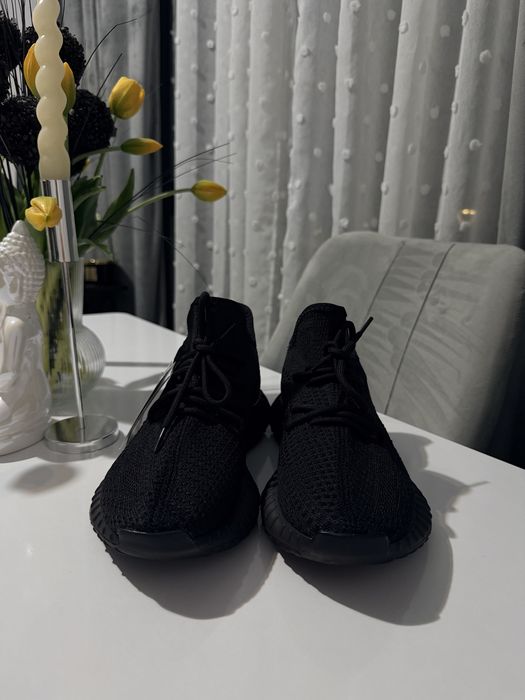 Yeezy 350 v2 black