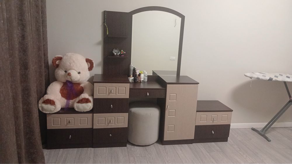 Продаю шкаф для одежды и камот