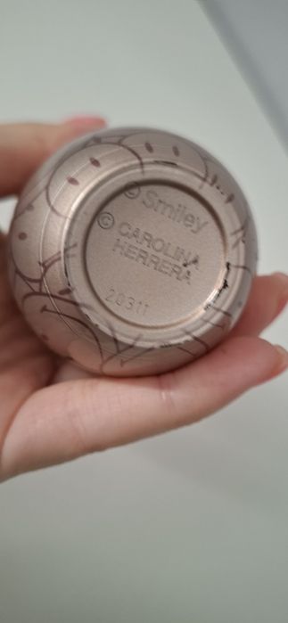 Carolina Herrera 212 VIP Rosé Smiley Edition.