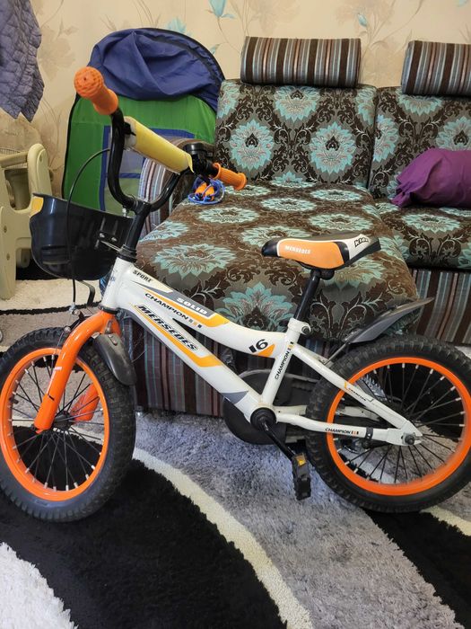 В отличном состояние все. Велосипед,  Авто кресло.  Не пользовались