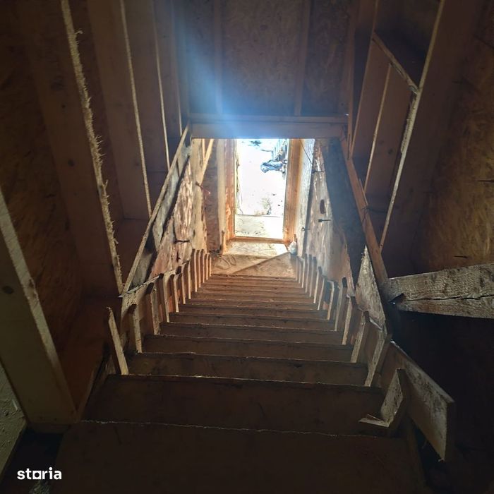 Casă separată cu pivniță și pod utilizabil în mediul rural