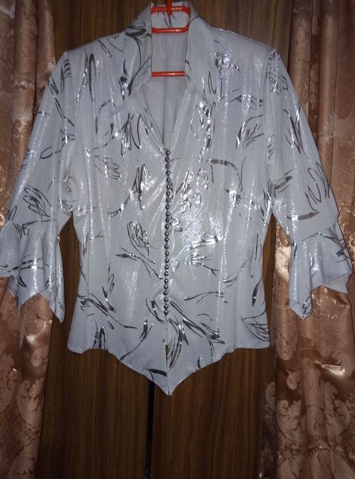 Блузка новая нарядная.