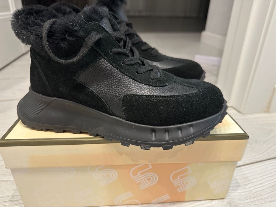 Кожаные кроссовки