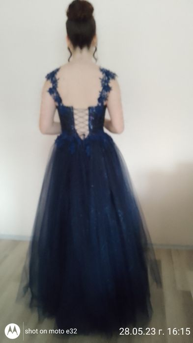 Бална рокля ,в тъмносиньо.