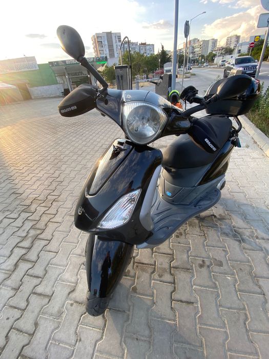 Скутер Piaggio Fly 125