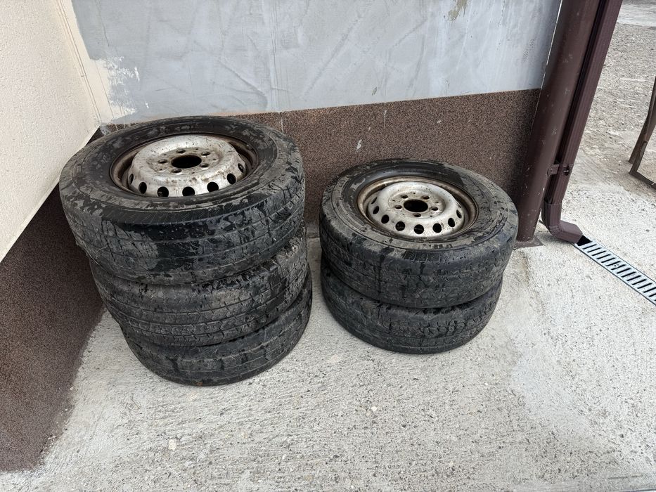 Amvelope+janta   225/70 R15 C . Vand urgent !!!