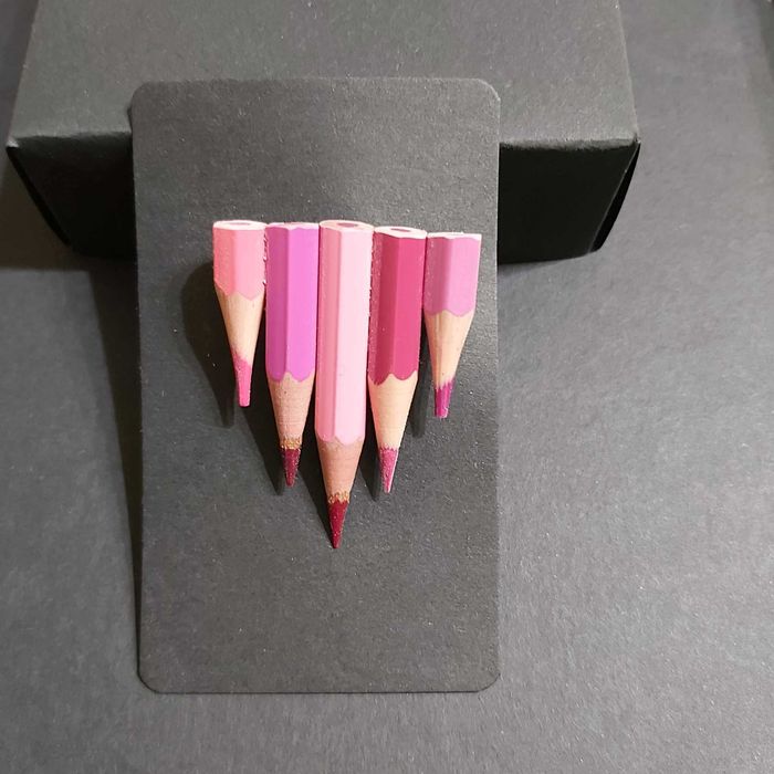 Broșe din creioane colorate