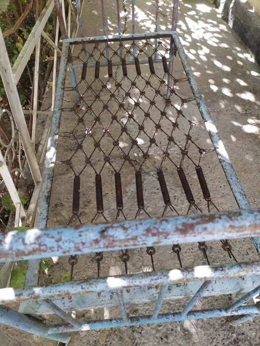 Simli krovat sotiladi