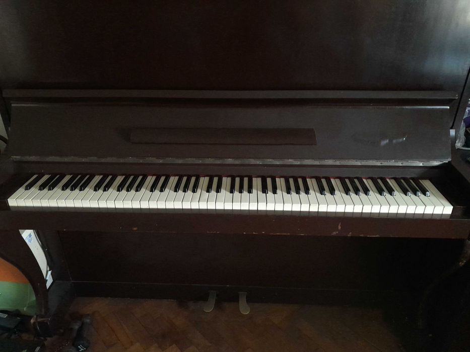 Продавам пиано немско