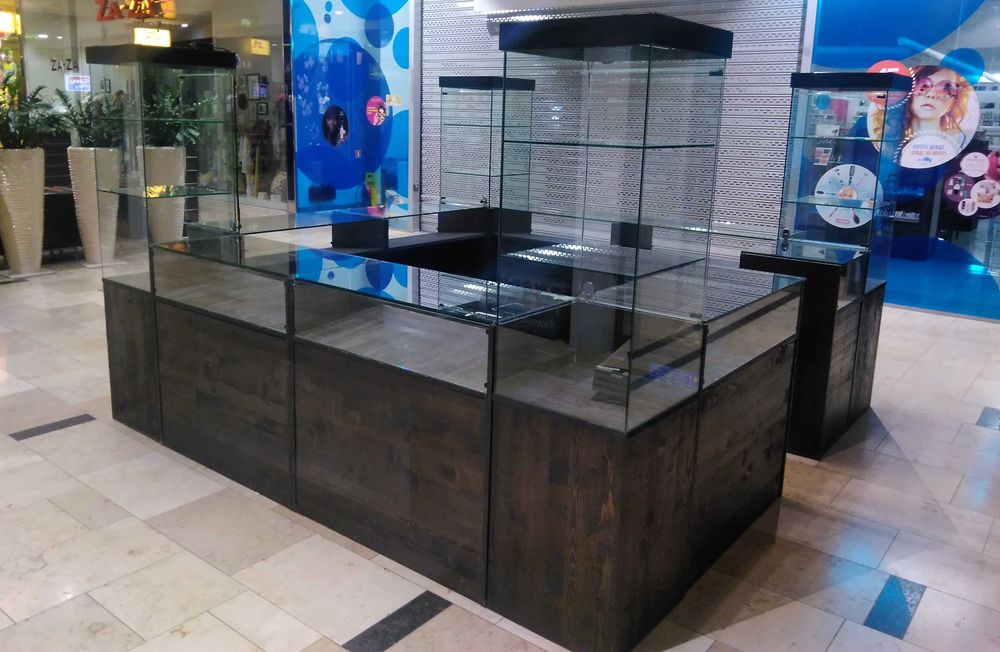 Продавам търговско обзавеждане (щандове, витрини) за магазин