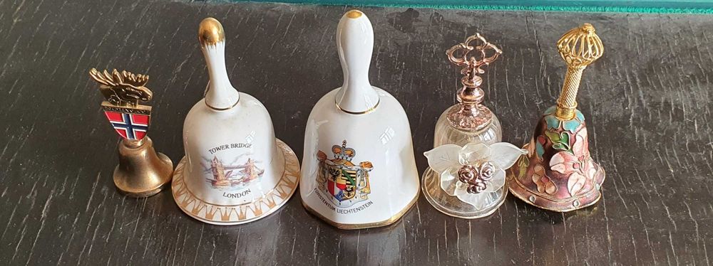 Colectie souveniruri - clopotei + lingurite + magneti frigider