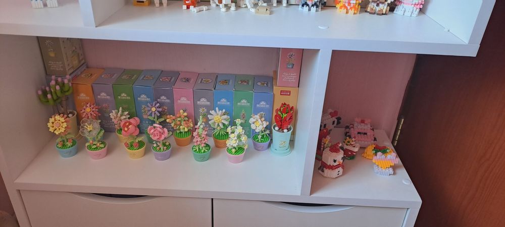 Стеллаж с коллекцией конструктора bricks