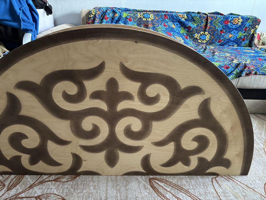 Круглый стол для 12 человек