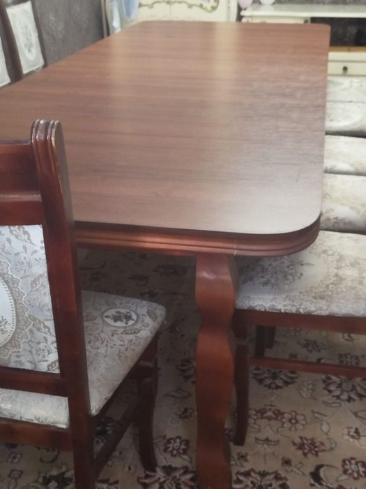 Стол и стулья продам недорого