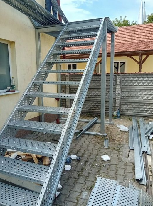 Scări metalice zincate