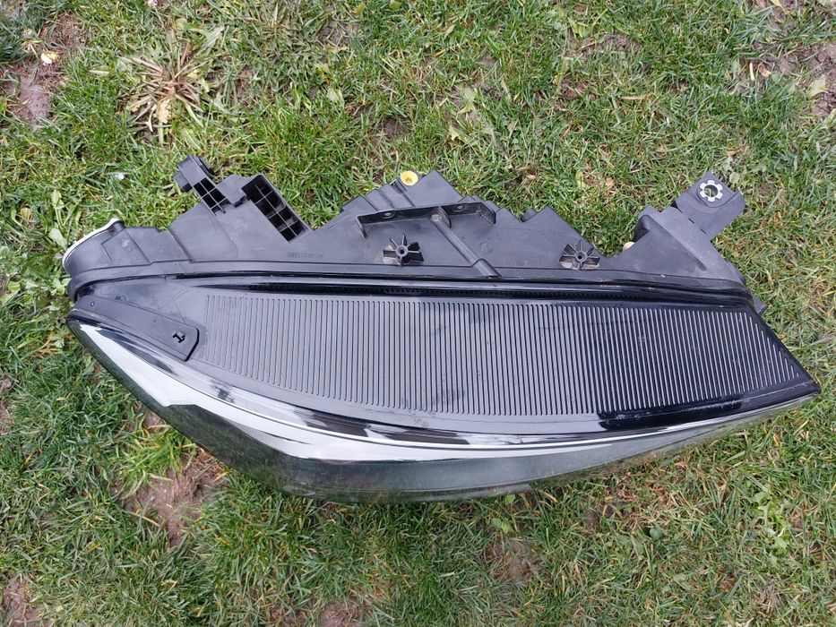 Far dreapta vw id 4 full led cod 11B941006A