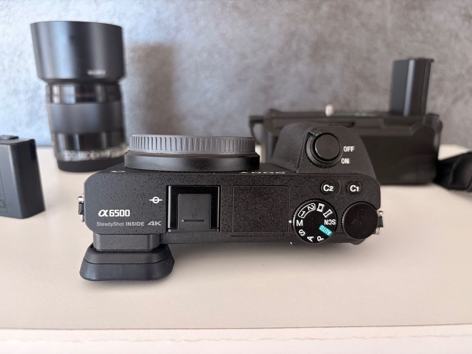 Sony a6500 + sony 50 mm f1.8 комплект с 3 батерии и грип