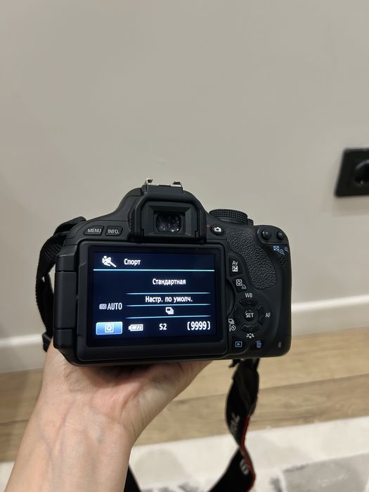 Продается Фотокамера Canon EOS 600D