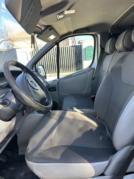 Vând  Opel vivaro 8+1  pasul lung