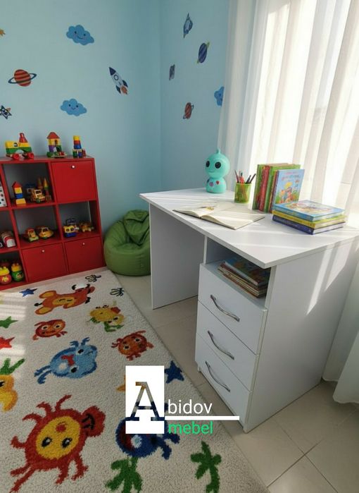 Современный и функционалый письменный стол,  парта для офиса и дома.