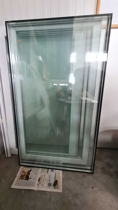 PVC дограма - 330 см./143 см., 4 прозореца - 2 отваряеми, 2 комарника - нови, 1 алуминиева дъска