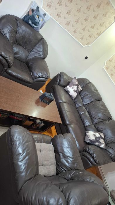 vand canapea piele maro, cu doua fotolii in stare buna ,pentru living