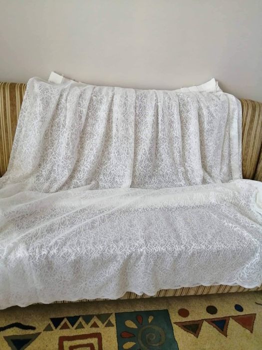 Чаршафи.Покривки за легло.Бели  копринени плътни завеси.